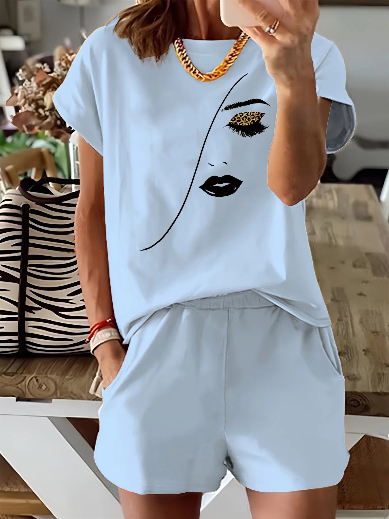 Women's simple portrait print loose shirt and shorts™ round neck short sleeved T-shirt and shorts two-piece set