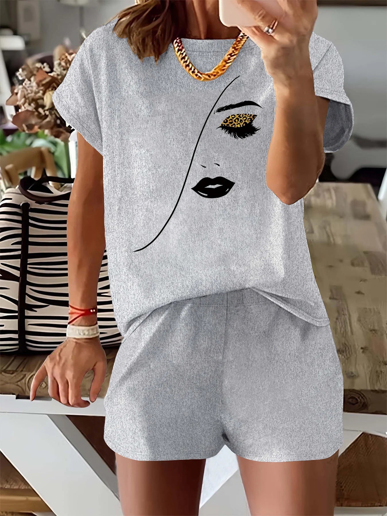 Women's simple portrait print loose shirt and shorts™ round neck short sleeved T-shirt and shorts two-piece set