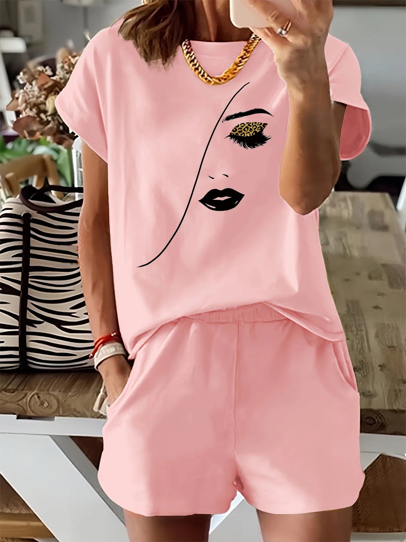 Women's simple portrait print loose shirt and shorts™ round neck short sleeved T-shirt and shorts two-piece set