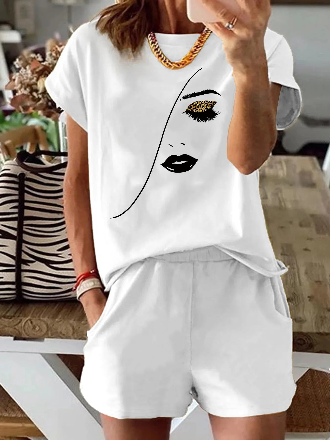 Women's simple portrait print loose shirt and shorts™ round neck short sleeved T-shirt and shorts two-piece set